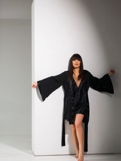 18B311B2-C03C-4AA3-88D0-BD2FE27248FC_1_105_c Short black kimono