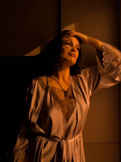 Nude spalvos Armani satino chalatas