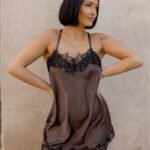 Noir Elegance nėriniuota satino suknelė