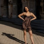 Noir Elegance nėriniuota satino suknelė