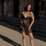 Noir Elegance nėriniuota satino suknelė