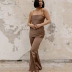 „Café au Lait“ – Elegantiškas satininis kostiumėlis su petnešėlėmis