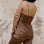 „Café au Lait“ – Elegantiškas satininis kostiumėlis su petnešėlėmis