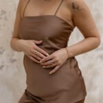 „Café au Lait“ – Elegantiškas satininis kostiumėlis su petnešėlėmis