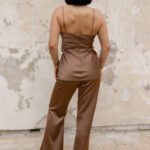 „Café au Lait“ – Elegantiškas satininis kostiumėlis su petnešėlėmis