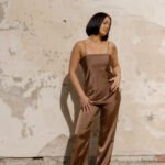 „Café au Lait“ – Elegantiškas satininis kostiumėlis su petnešėlėmis