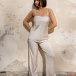 „Café au Lait“ – Elegantiškas satininis kostiumėlis su petnešėlėmis