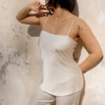 „Café au Lait“ – Elegantiškas satininis kostiumėlis su petnešėlėmis
