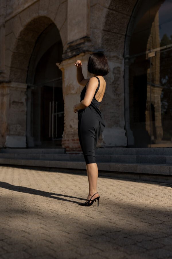 „Éclipse Noir“ – elegantiška juoda midi suknelė