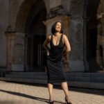 „Éclipse Noir“ – elegantiška juoda midi suknelė