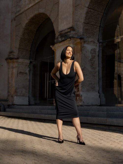 „Éclipse Noir“ – elegantiška juoda midi suknelė