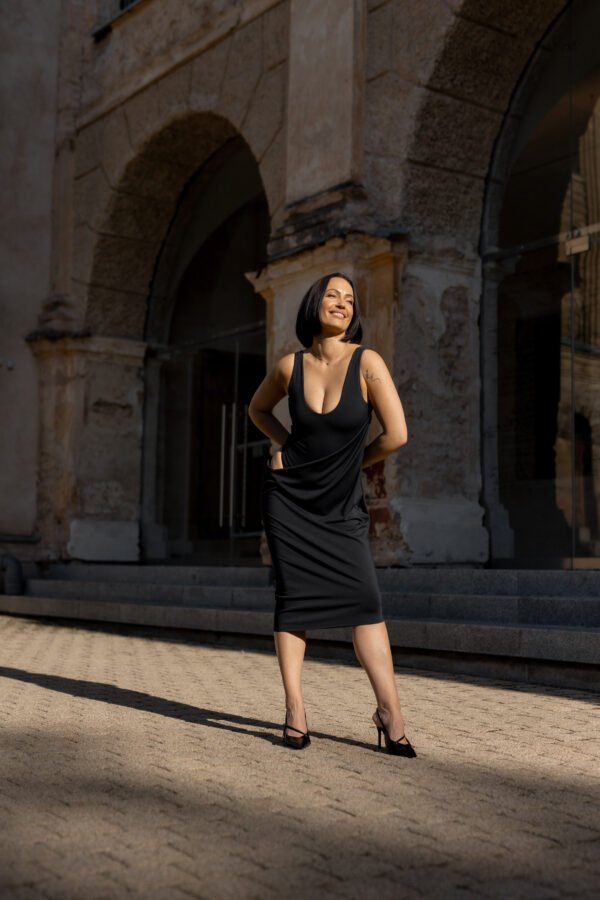 „Éclipse Noir“ – elegantiška juoda midi suknelė