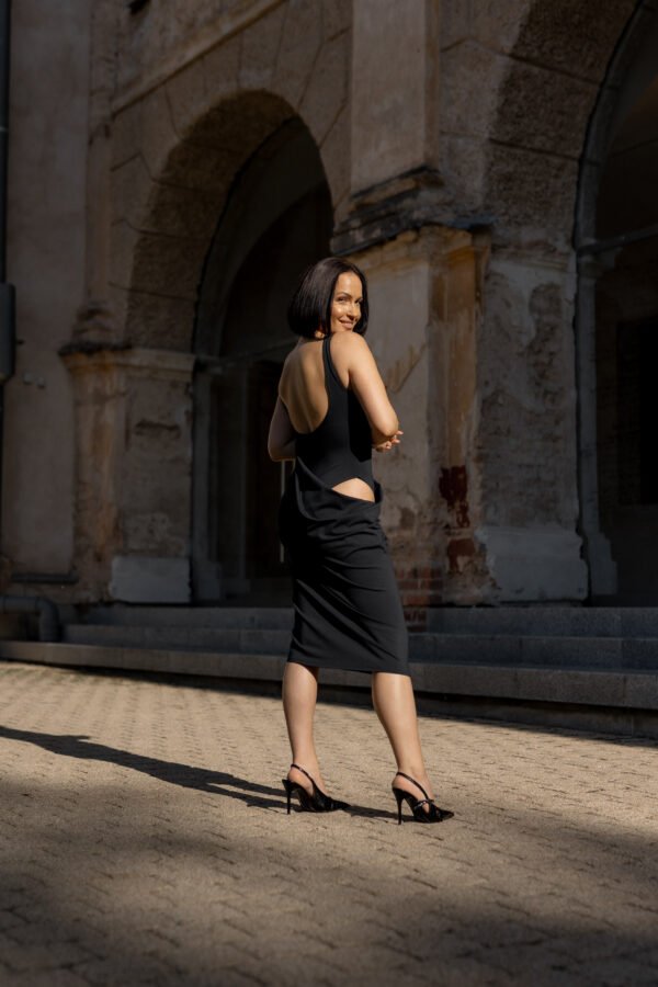 „Éclipse Noir“ – elegantiška juoda midi suknelė