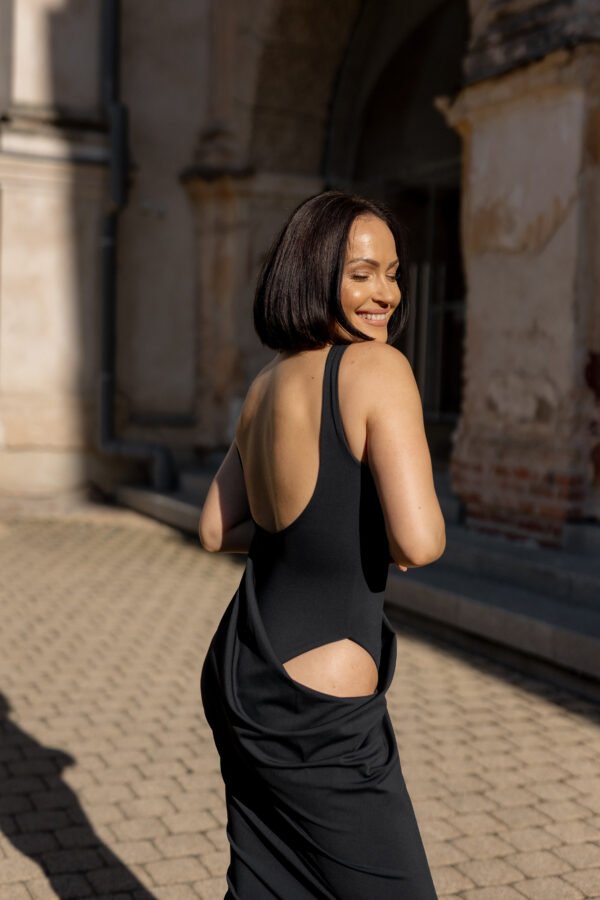 „Éclipse Noir“ – elegantiška juoda midi suknelė